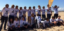 surfistas e crianças em tratamento, juntos em Carcavelos