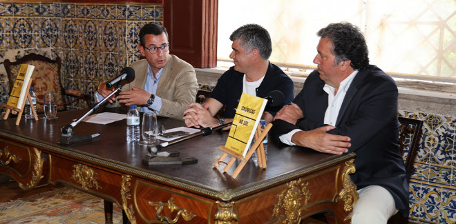  Obra reúne artigos de opini ...