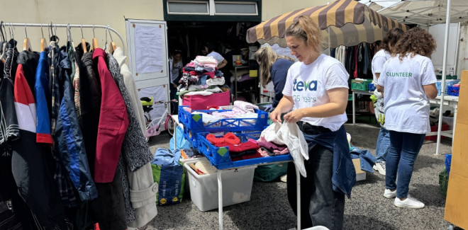  Cerca de 80 colaboradores  ...