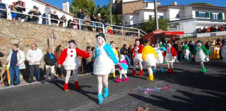 Janes e Malveira são os dois protagonistas do Carnaval de Cascais. Carros de vários grupos deram corpo a mais um corso de Carnaval
