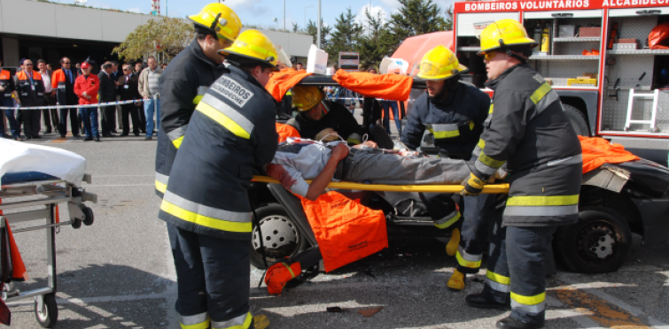 O treino na população faz-se nas escolas e sessões públicas como o simulacro de sismo realizado no CascaiShopping