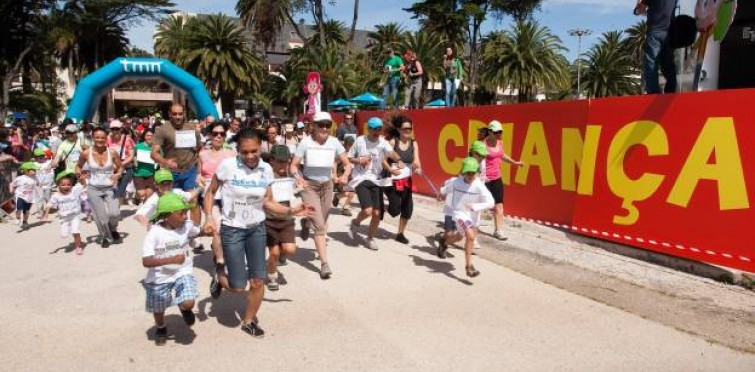 De mãos dadas, pais e filhos, tios e sobrinhos, avós e netos, correram por uma vida mais saudável. Foi mais uma Corrida da Criança, promovida pela APCOI