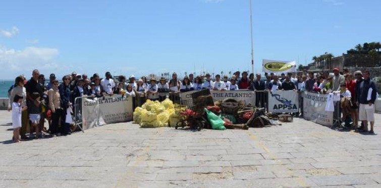 Ano após ano, o Clean Up the Atlantic traz a Cascais mergulhadores que numa manhã limpam o fundo do mar.