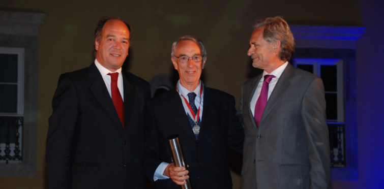 Merito e Solidariedade - Alvaro Costa Merito e Solidariedade - Alvaro Costa