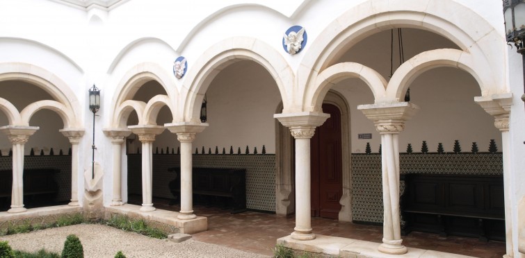 Claustro do Museu-Biblioteca Condes de Castro Guimarães