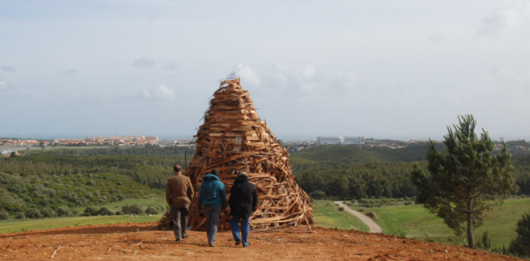 "O conceito desta obra baseia-se no contato com a terra, na tripla ligação “terra - água – lua”. É esta espécie de ligação cósmica que quero tentar suscitar no público, na interligação do homem com a terra, com o mar, com a água, com a lua e o sol." - Eduardo Malé