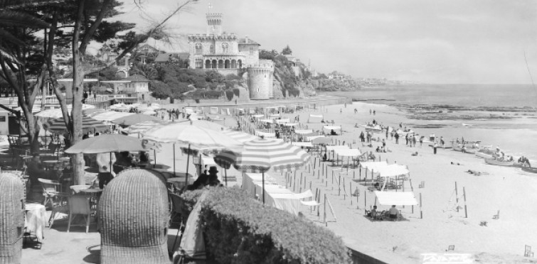 Banhistas na esplanada da Praia do Tamariz. Ao fundo, Casa Barros, c. 1950