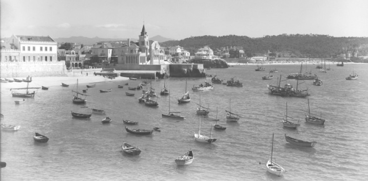 Barcos de pesca, junto à Praia da Ribeira, em Cascais. Ao fundo, Casino da Praia e Casa Seixas, c. 1950 Barcos de pesca, junto à Praia da Ribeira, em Cascais. Ao fundo, Casino da Praia e Casa Seixas, c. 1950