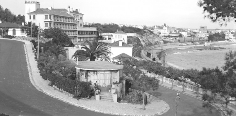 Alameda Columbano, de acesso à estação de caminho-de-ferro do Monte Estoril. Ao fundo, Hotel Atlântico, c. 1950