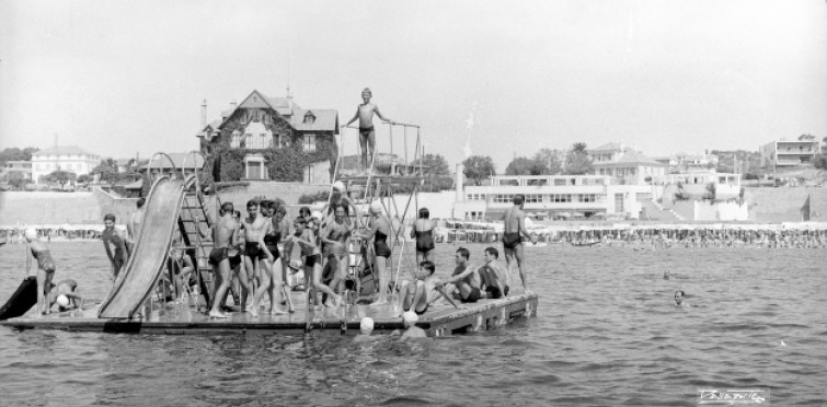 Banhistas em plataforma de mergulho, junto à Praia da Duquesa, em Cascais. Ao fundo, Casa Faial e Palm Beach, c. 1950 Banhistas em plataforma de mergulho, junto à Praia da Duquesa, em Cascais. Ao fundo, Casa Faial e Palm Beach, c. 1950