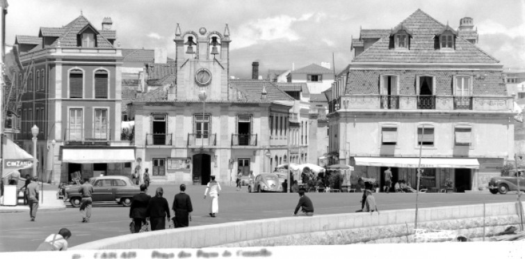 Praça 5 de Outubro, em Cascais. Ao fundo, antigos Paços do Concelho; à direita, Café Tavares, c. 1950