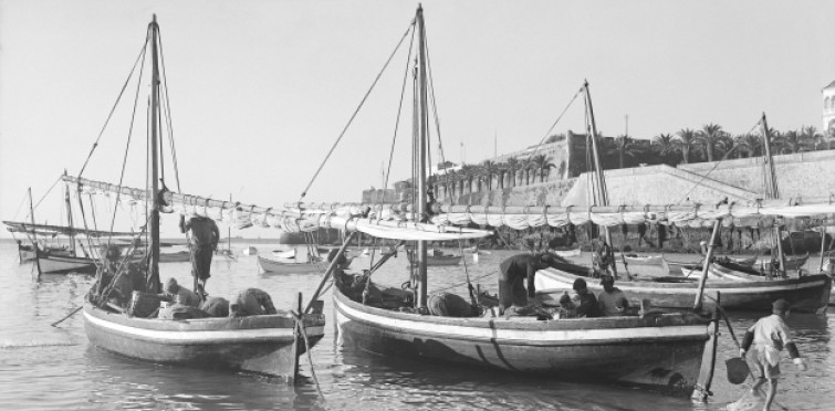 Pescadores junto à Praia da Ribeira, em Cascais. Ao fundo, Cidadela, c. 1950