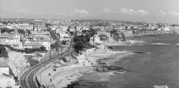 Panorâmica das praias do Tamariz e do Monte Estoril, junto ao caminho-de-ferro e Paredão, c. 1950 Panorâmica das praias do Tamariz e do Monte Estoril, junto ao caminho-de-ferro e Paredão, c. 1950