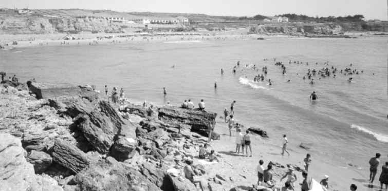 Banhistas na Praia de S. Pedro do Estoril. Ao fundo, Colónia Balnear Infantil de “O Século”, c. 1950 Banhistas na Praia de S. Pedro do Estoril. Ao fundo, Colónia Balnear Infantil de “O Século”, c. 1950