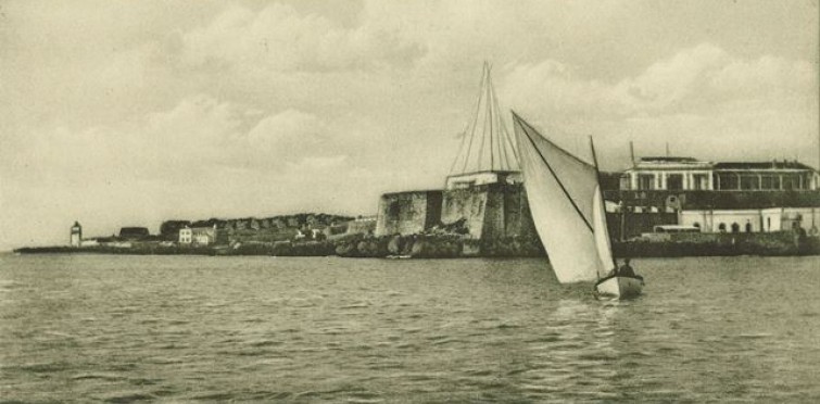 Embarcação junto à Cidadela de Cascais, c. 1910 | Coleção Municipal de Bilhetes-postais Ilustrados – Arquivo Histórico Municipal