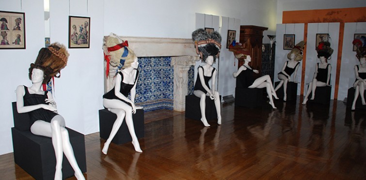 Exposição "O penteado à maneira do século XVIII segundo Tono SanMartín", patente de 29 de abril a 15 de junho de 2008 Exposição "O penteado à maneira do século XVIII segundo Tono SanMartín", patente de 29 de abril a 15 de junho de 2008