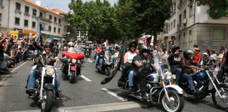Quem passava dizia 'adeus' às milhares de pessoas que se juntaram nas ruas para ver o desfile de Harley