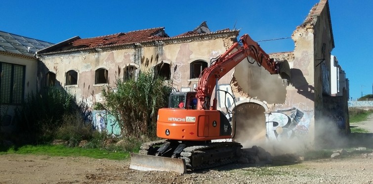 Terreno já começou a ser limpo