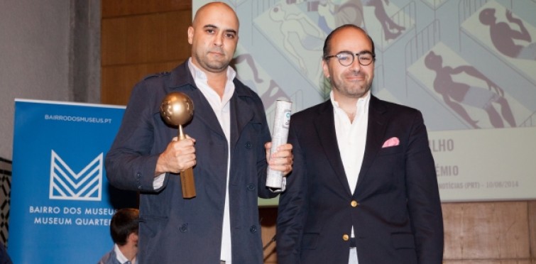 O vencedor do Grande Prémio do World Press Cartoon, André Carrilho, com o Vice-Presidente da Câmara Municipal de Cascais, Miguel Pinto Luz.