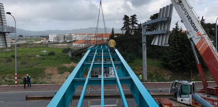 Fase de obra: Construção da passagem superior pedonal na Avenida de Alcabideche Fase de obra: Construção da passagem superior pedonal na Avenida de Alcabideche