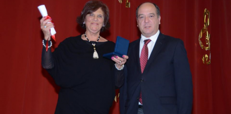 Maria Celeste Gonçalves com a Medalha de Mérito - Serviços Distintos, entregue por Carlos Carreiras, presidente da câmara de Cascais