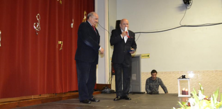 Luís Santos - Medalha de Mérito - Cultura, entregue por Fernando Teixeira Lopes, presidente da Assembleia da Freguesia de Alcabideche