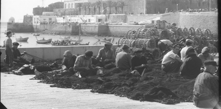 Pescadores remendando redes, c. 1950 | Cascais