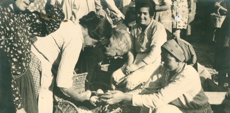 Vendedoras e clientes no mercado saloio de Cascais, c. 1940