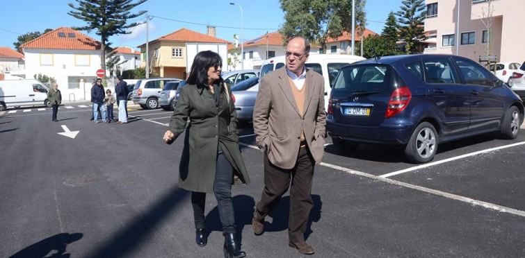 Visita do presidente da Câmara de Cascais, Carlos Carreiras, e da presidente da União de Freguesias Carcavelos-Parede, Zita Silva, ao novo parque de estacionamento da Rebelva.