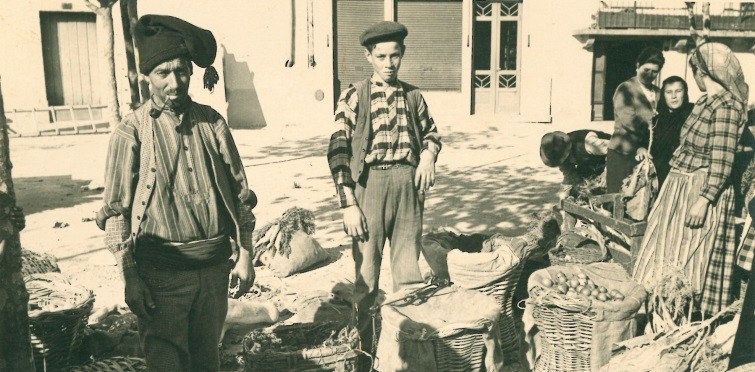 Vendedores no mercado saloio de Cascais, c. 1940