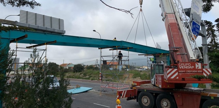 Fase de obra: Construção da passagem superior pedonal na Avenida de Alcabideche Fase de obra: Construção da passagem superior pedonal na Avenida de Alcabideche