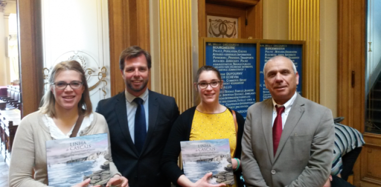 Oferta de livro sobre Cascais aos responsáveis do projecto em Ixelles, Anne Sophie Close e Stephanie de Halleux