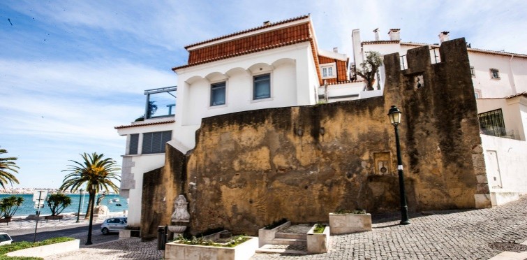 Troço da antiga muralha do Castelo de Cascais