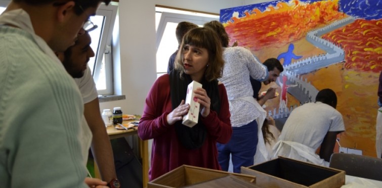 A artista plástica Daniela Gomes orienta jovens da CERCICA sob o tema "Murar o Medo" na criação de obras a serem apresentadas nas Conferências do Estoril 2015