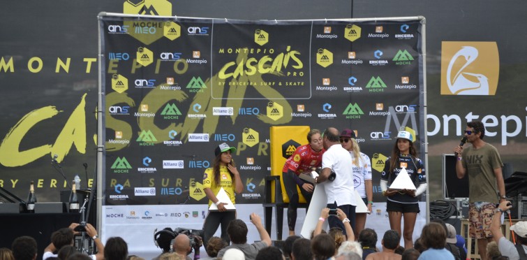 Carlos Carreiras, Presidente da Câmara Municipal de Cascais, entrega o prémio a Carina Duarte, vencedora da etapa