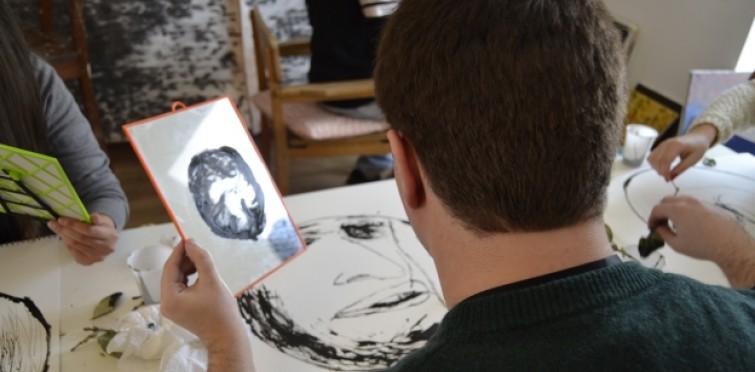 Jovens sob a orientação do artista plástico Paulo Brighenti criam autoretratos numa reflexão sob o tema "Murar o Medo" a partir de um texto de Mia Couto