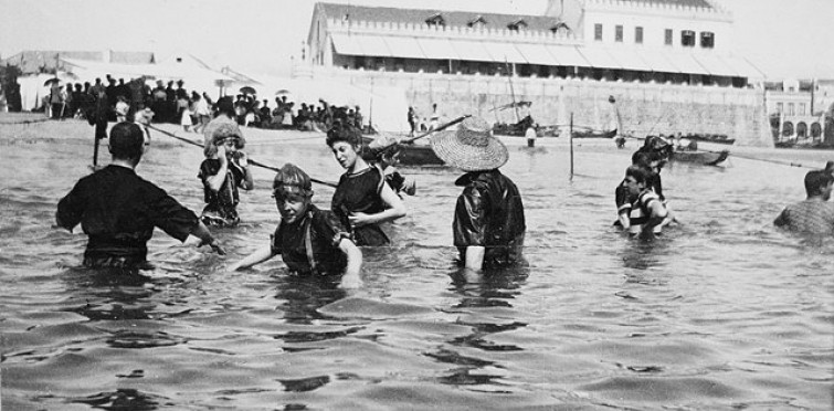 Banhistas na Praia da Ribeira, c. 1900 | Coleção Antiga do Município – Arquivo Histórico Municipal