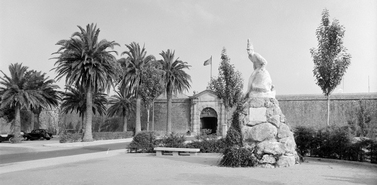 Monumento ao Regimento de Infantaria 19, junto à Cidadela | Cascais, meados do século XX