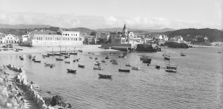 Barcos junto à Praia da Ribeira | Cascais, meados do século XX