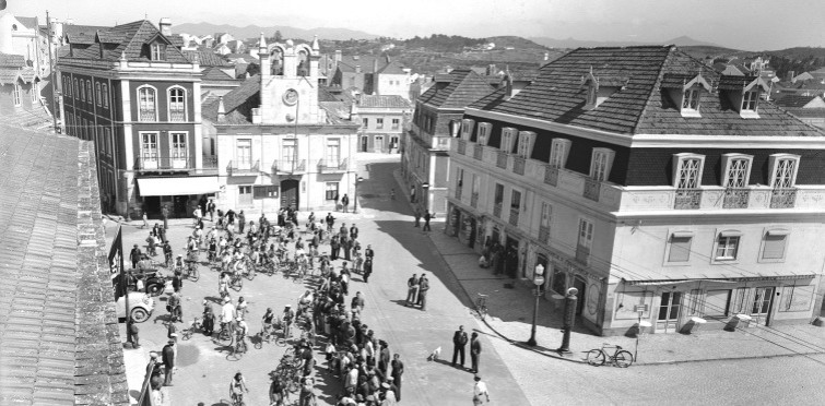 Cicilistas na Praça 5 de Outubro| Cascais, meados do século XX 