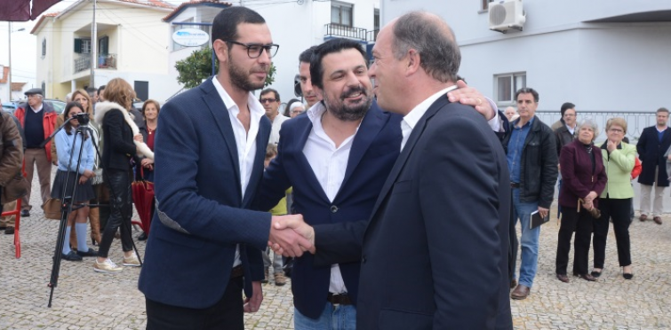 Carlos Carreiras cumprimenta Diogo Leste, filho do homenageado Carlos Carreiras cumprimenta Diogo Leste, filho do homenageado