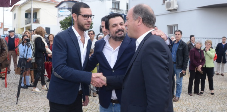 Carlos Carreiras cumprimenta Diogo Leste, filho do homenageado