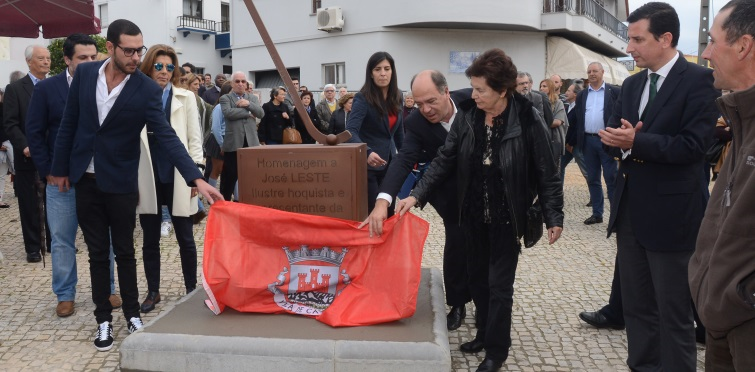 Carlos Carreiras e Diogo Leste descerram a placa de homenagem