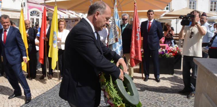 Carlos Carreiras deposita coroas de flores na estátua de Luís de Camões 