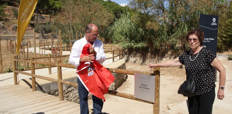 Ao lado do presidente da Câmara de Cascais, Umbelina Martinho, moradora na zona, participou na inauguração do novo espaço 