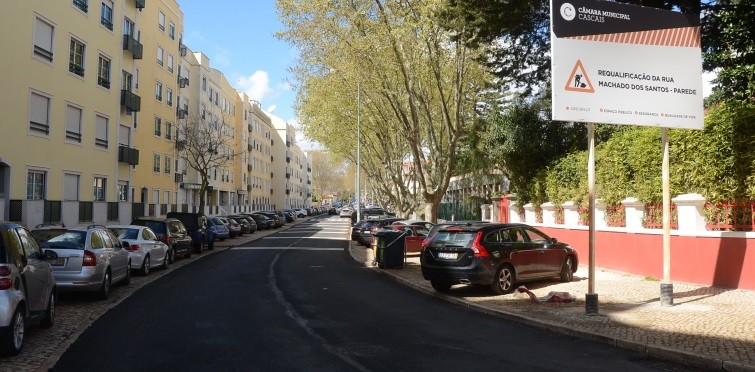 A Rua Machado dos Santos, na Parede, está totalmente renovada.