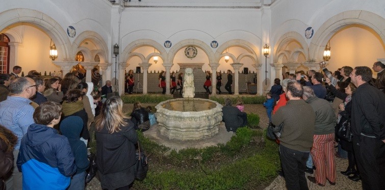 Danças no claustro do museu