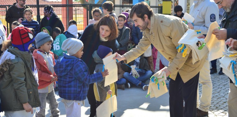 Entrega de sacos de lanche aos alunos da Escola Básica de Manique 