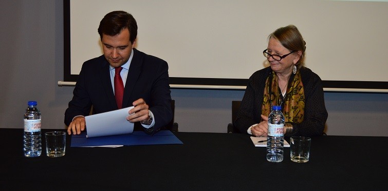 Vereador da CMC Ricardo Baptista Leite e a responsável da marca Cités des Métiers (Cidade das Profissões), Bernardette Thomas na assinatura da carta de compromisso da Câmara de Cascais à Rede Internacional das Cidades das Profissões.