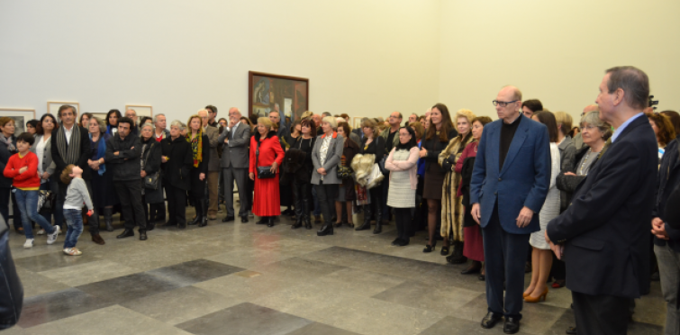 Várias pessoas presentes na inauguração da exposição "Caçadora Furtiva"